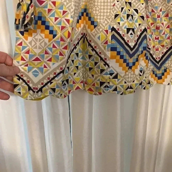 Retro-Geo print toddler‎ girl dress with flounce sleeve detail and scallop skirt - Picture 3 of 4